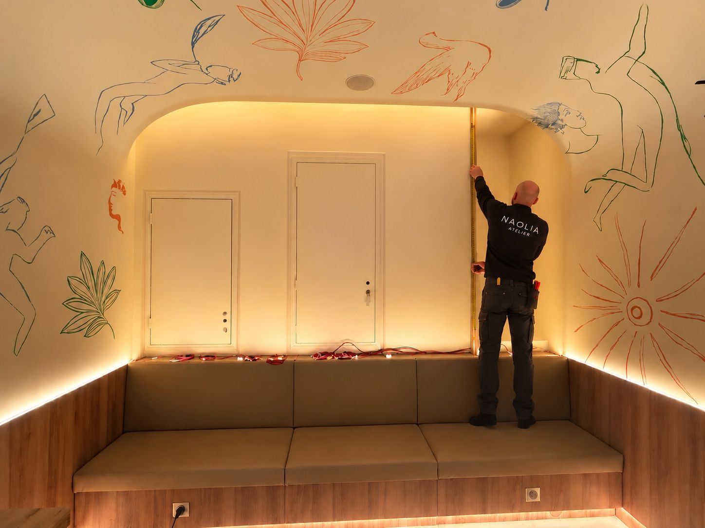 Prise de cotes sur un mur de restaurant, au-dessus d'une banquette