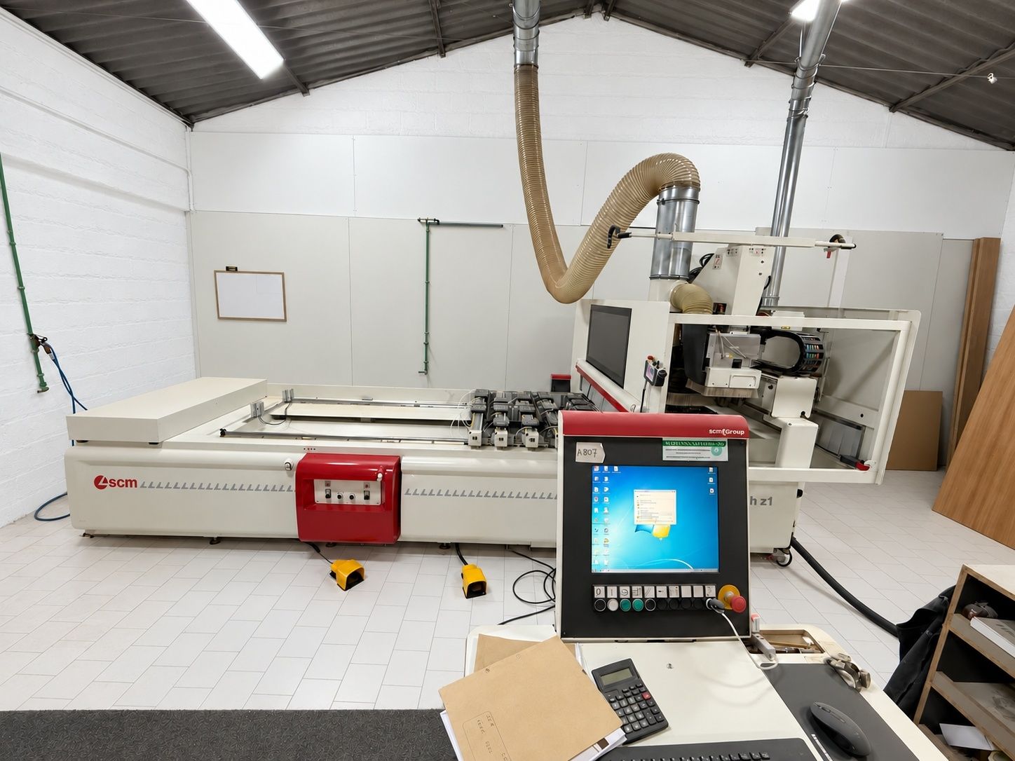 Centre d'usinage numérique et son poste de commande dans un atelier