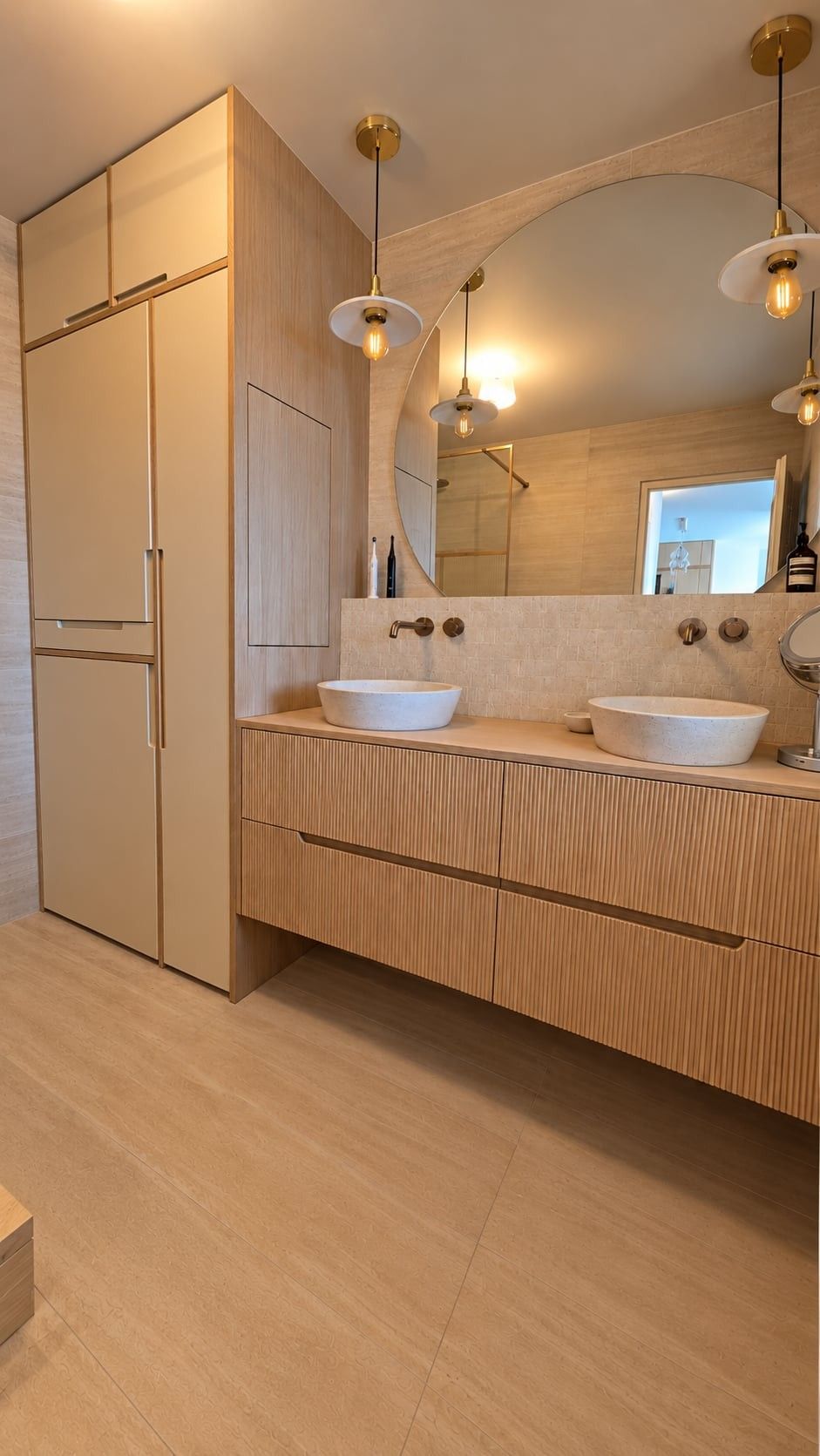 Salle de bains avec colonne de rangement laquée beige à côté du meuble double vasque cannelé en chêne