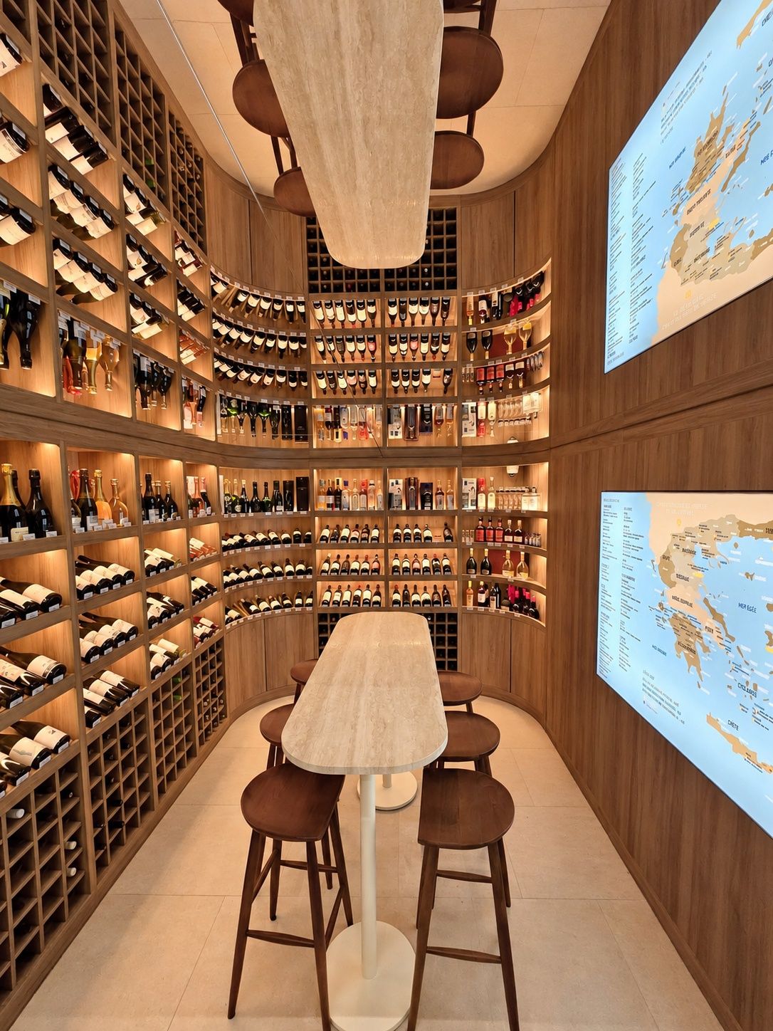 Cave à vins en bois sur mesure, casiers éclairés et table haute en pierre